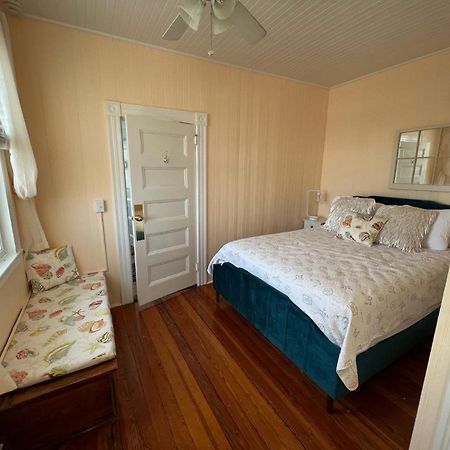 Inkwell Beach Cottage Оук-Блаффс Экстерьер фото