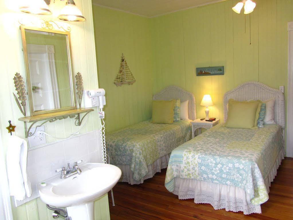 Inkwell Beach Cottage Оук-Блаффс Экстерьер фото
